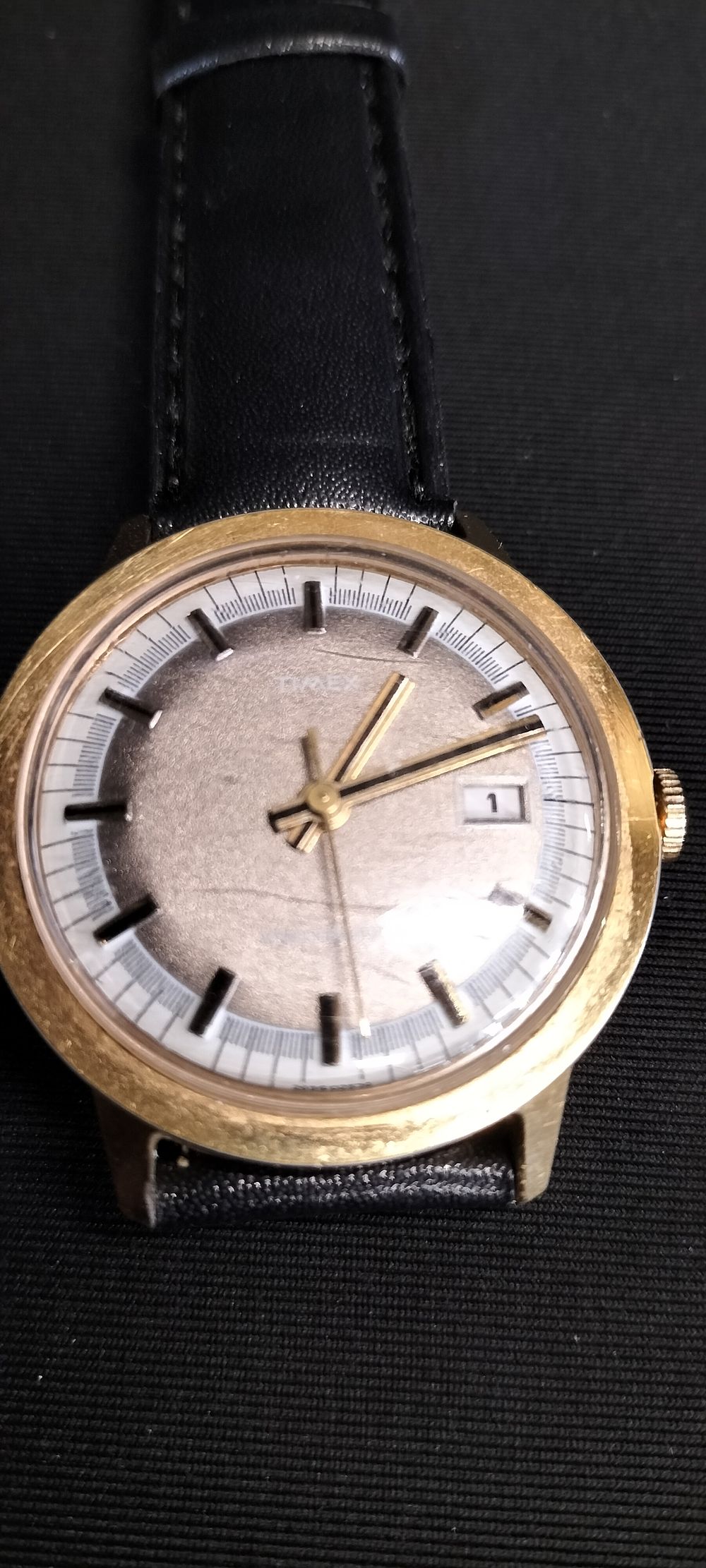 Lot 307: Mens Timex analogue wind up watch with date...