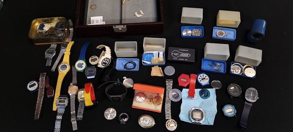 Lot 363: Box containing Various watch pieces and watches