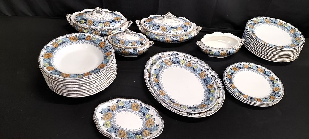 Lot 375: Large quantity of Keeling &Co floral dinner service...