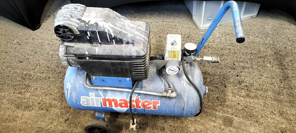 Lot 382: Air master portable air compressor