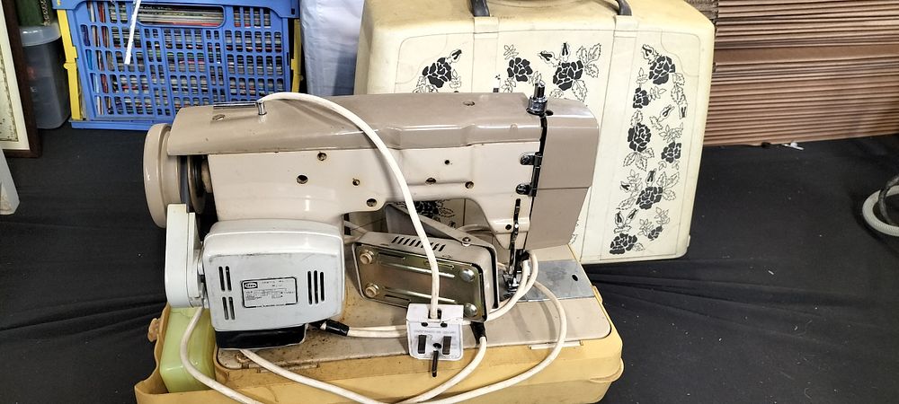 Lot 386: Vintage Efka electric sewing machine