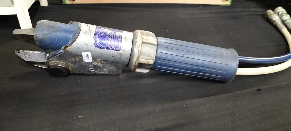 Lot 394: Lukas Jaws of Life S120 hydraulic mini cutter,