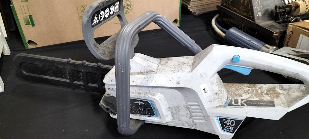Lot 395: Swift cordless chainsaw model Eb212D