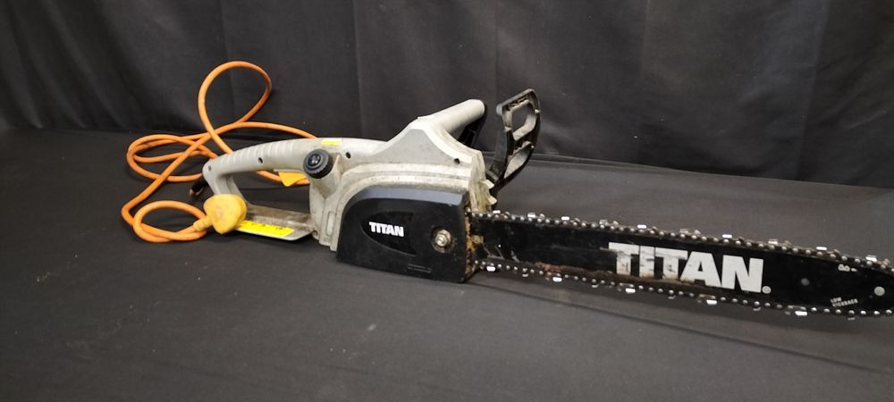 Lot 400: Titan electric chainsaw 2000W. TTB355CHN