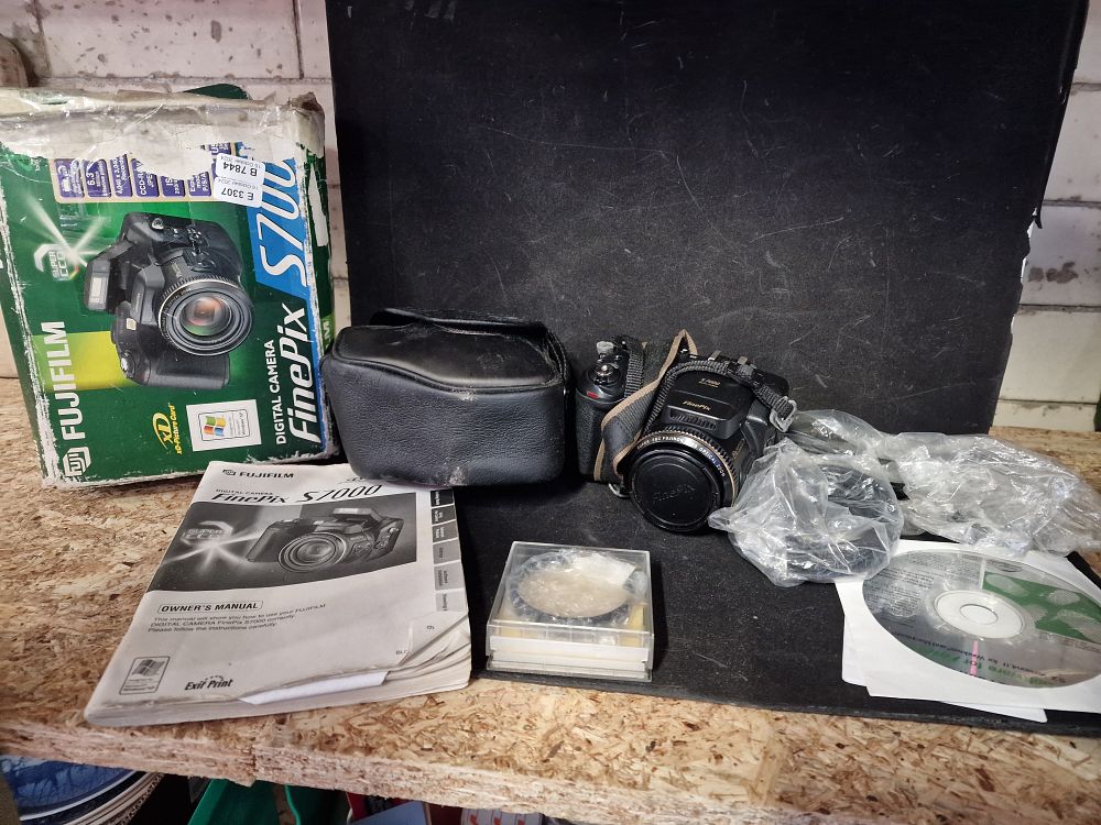 Lot 180: Fujifilm Digital Camera a/f