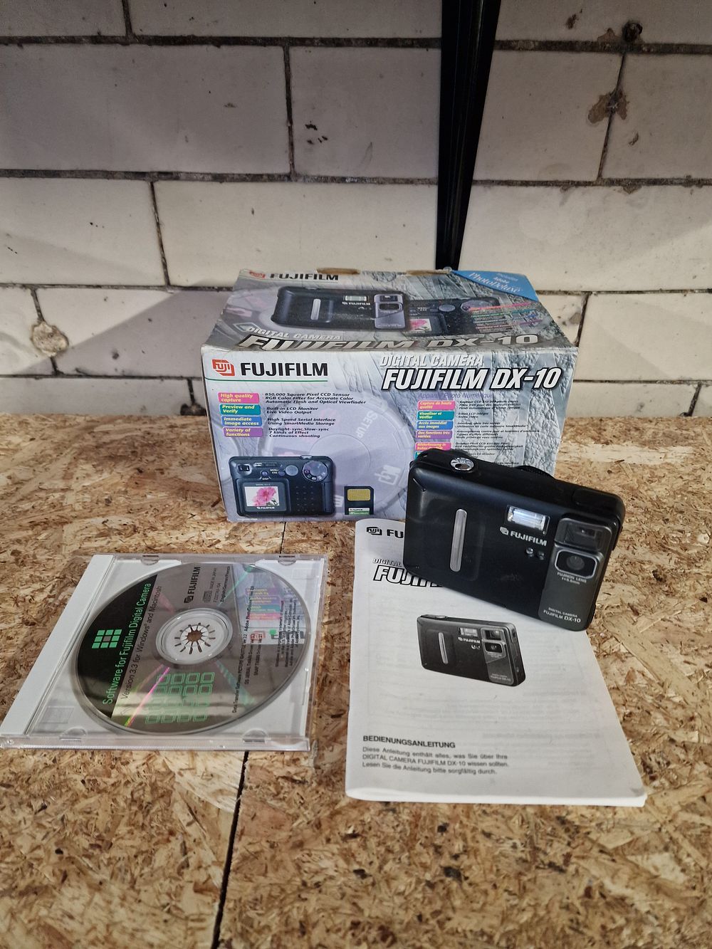 Lot 195: Fujifilm DX10 Digital Camera a/f