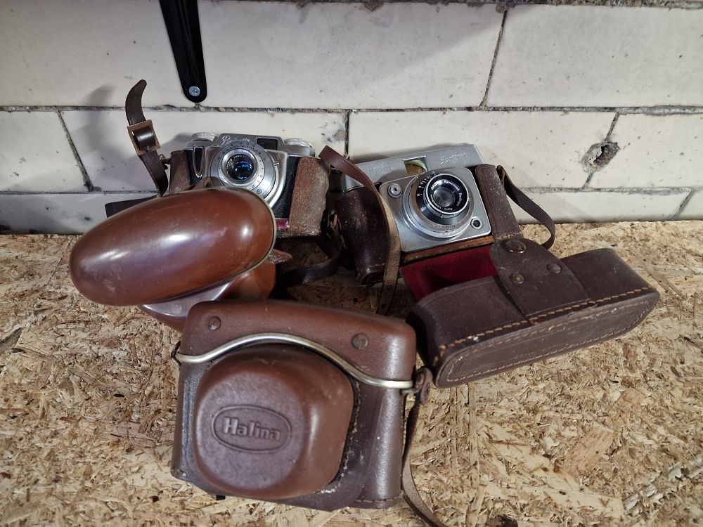 Lot 199: Three Vintage Cameras a/f