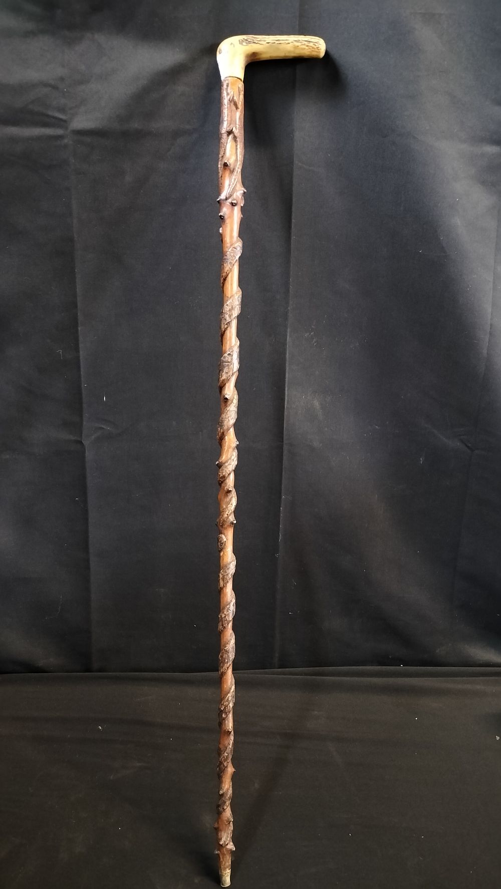 Lot 566: Horn handled twist engraved wood walking stick 