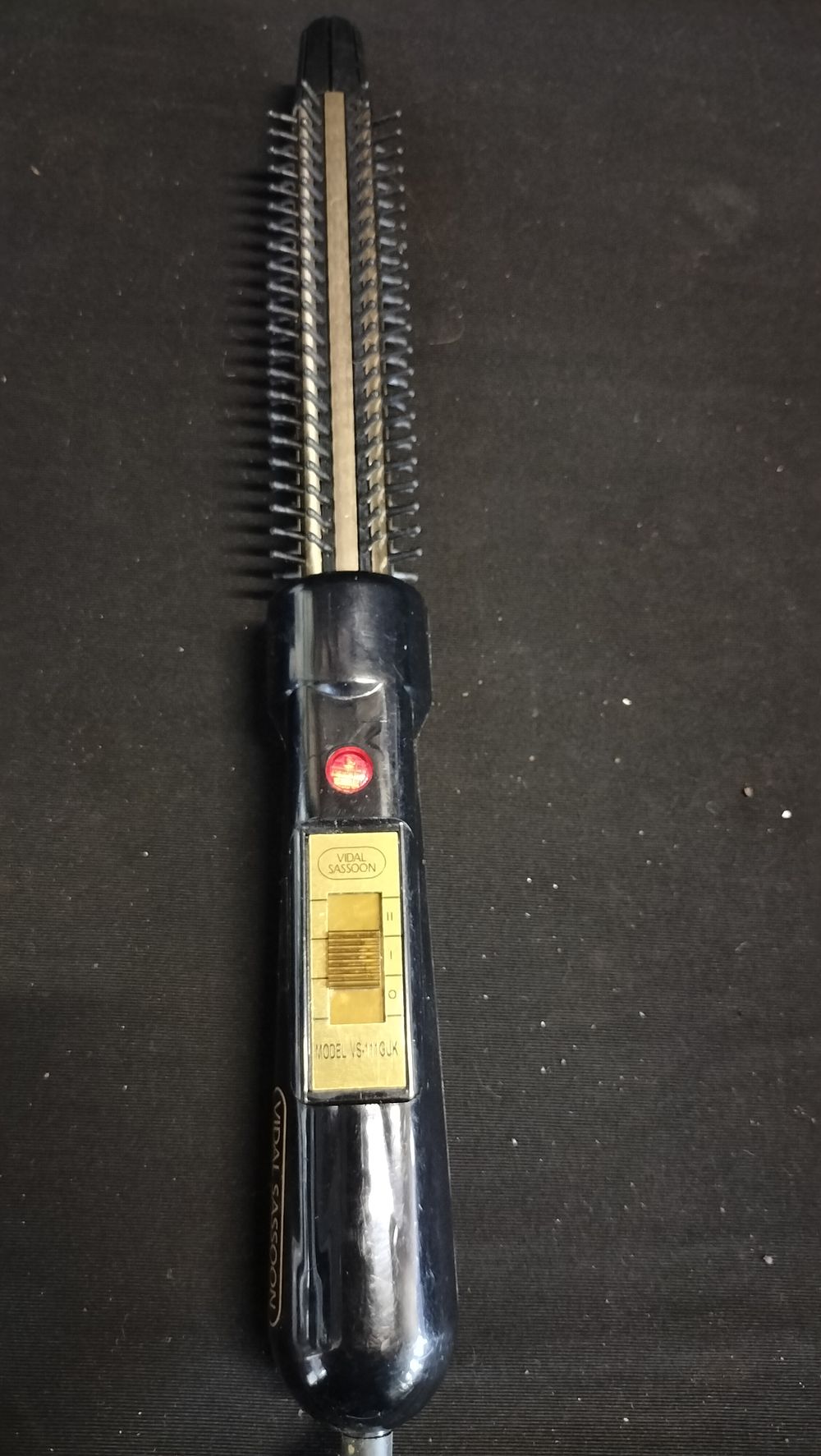 Lot 578: Vidal Sassoon styling brush. Tested for power 