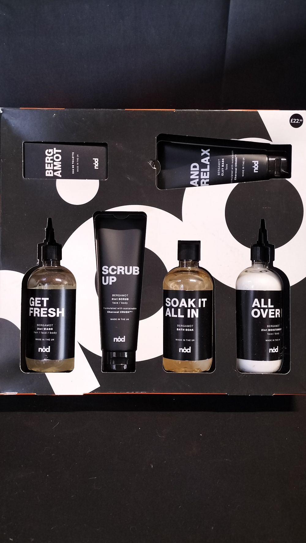 Lot 586: M&S Mens The ultimate gift set, includes hair,...