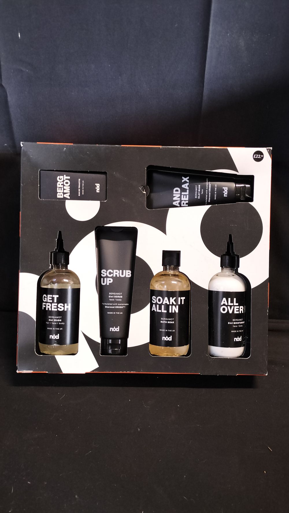 Lot 605: M&S Mens Bath gift set . RRP £22.50