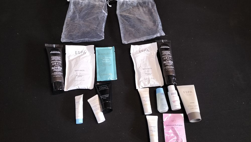 Lot 620: Two bags of mixed beauty products including No7...