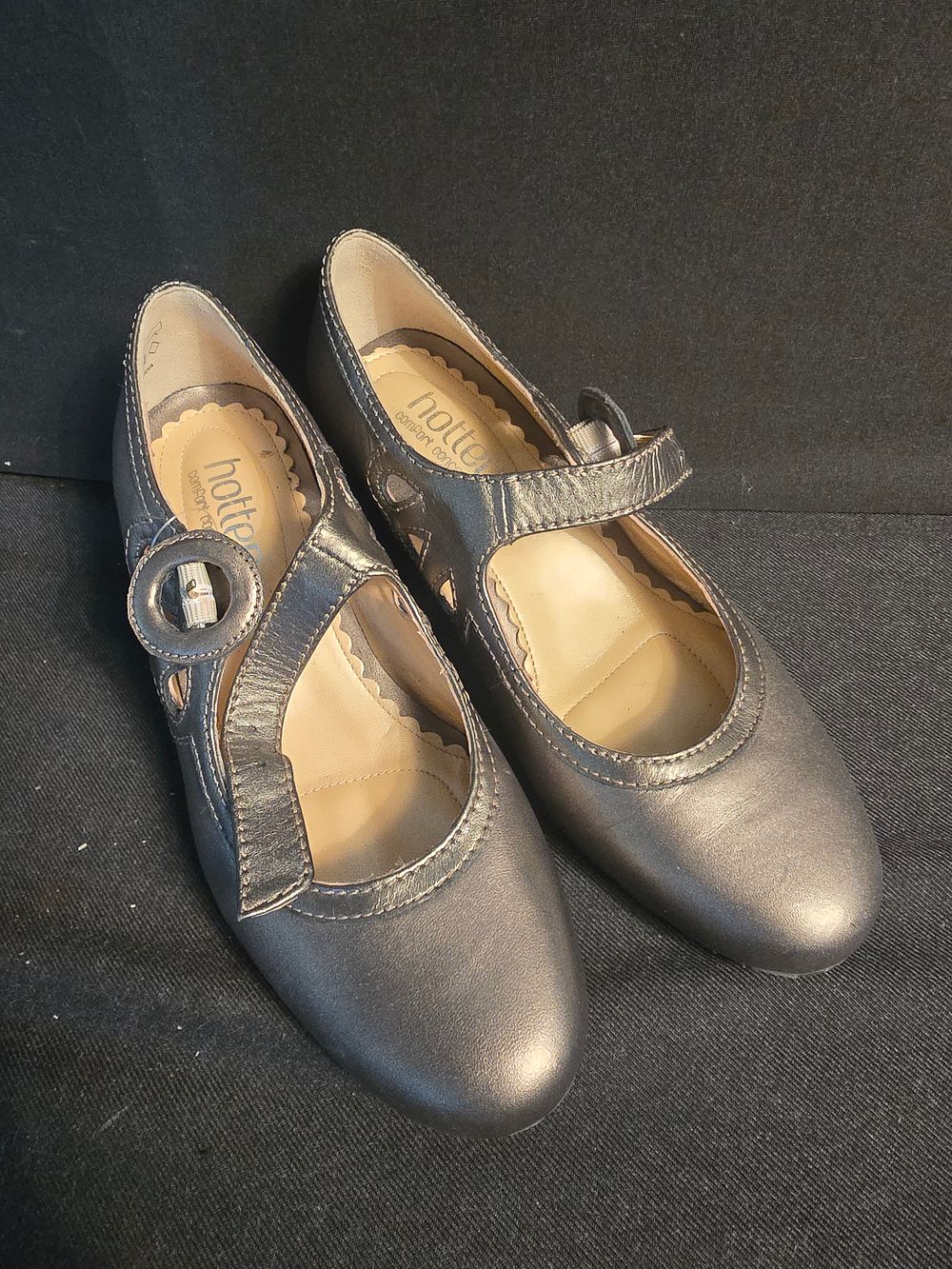 Lot 647: Ladies healed HOTTERS SIZE 3.5. Style valetta