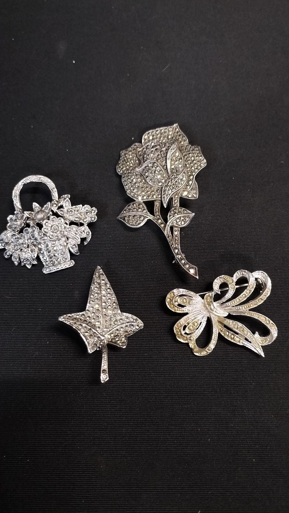 Lot 697: 4 Marcasite brooches 