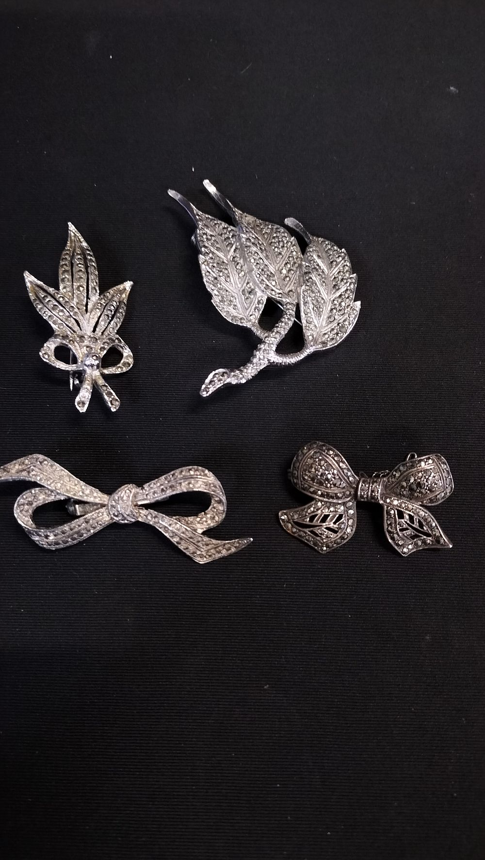 Lot 698: 4 Marcasite brooches 