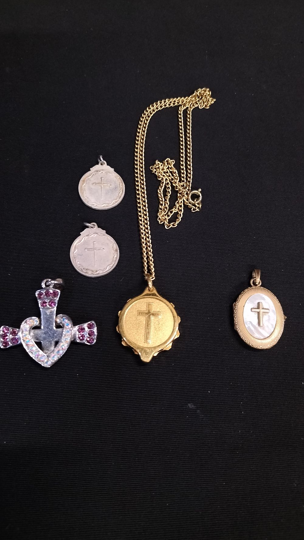 Lot 699: Various religious pendants and a brooch 
