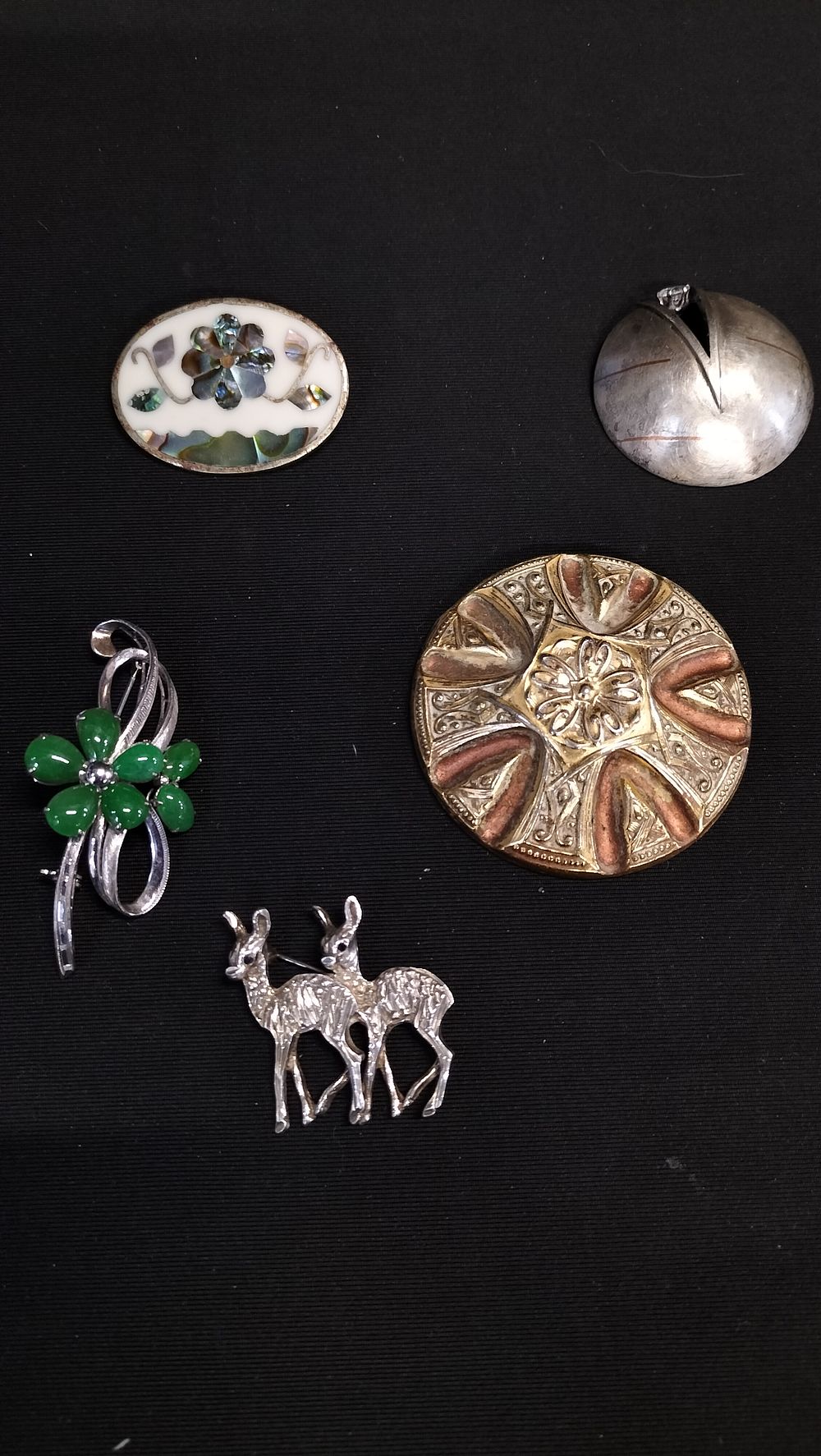 Lot 705: 5 x various design brooches 