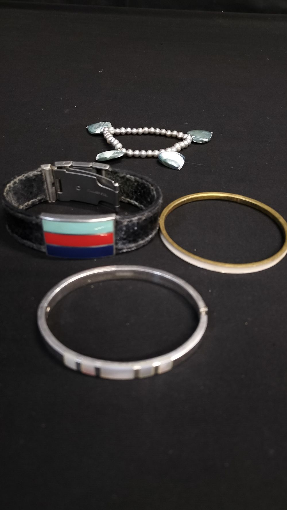Lot 706: 4 x various bracelets 