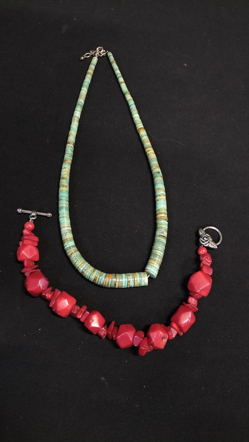 Lot 707: Necklace and bracelet made of various materials 