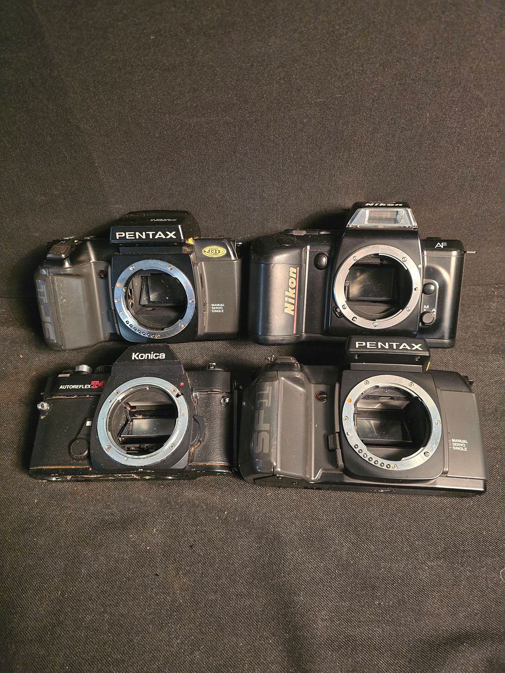 Lot 683: A collection of vintage camera bodies