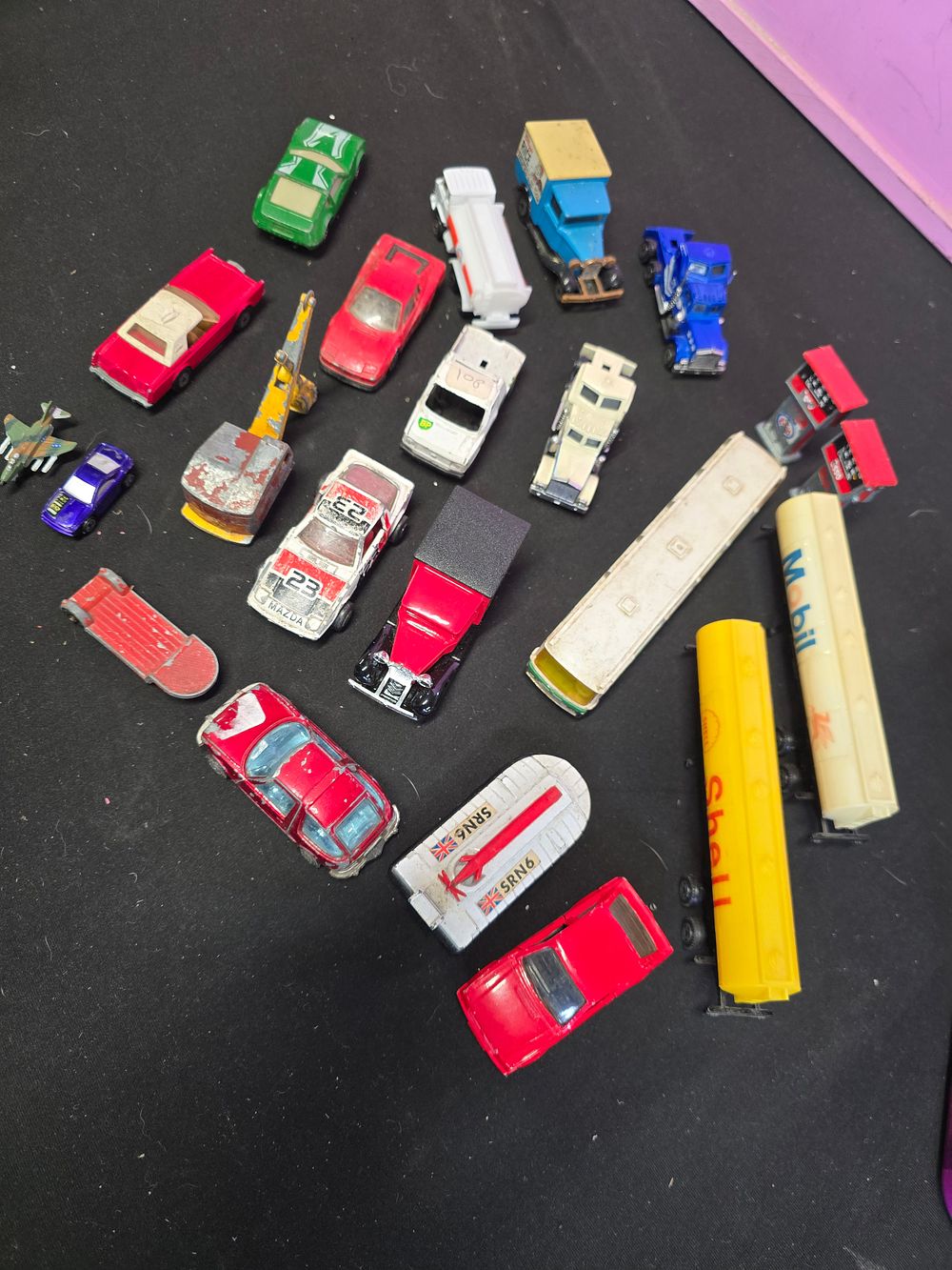 Lot 550: A large collection of vintage diecats vehicles includes...