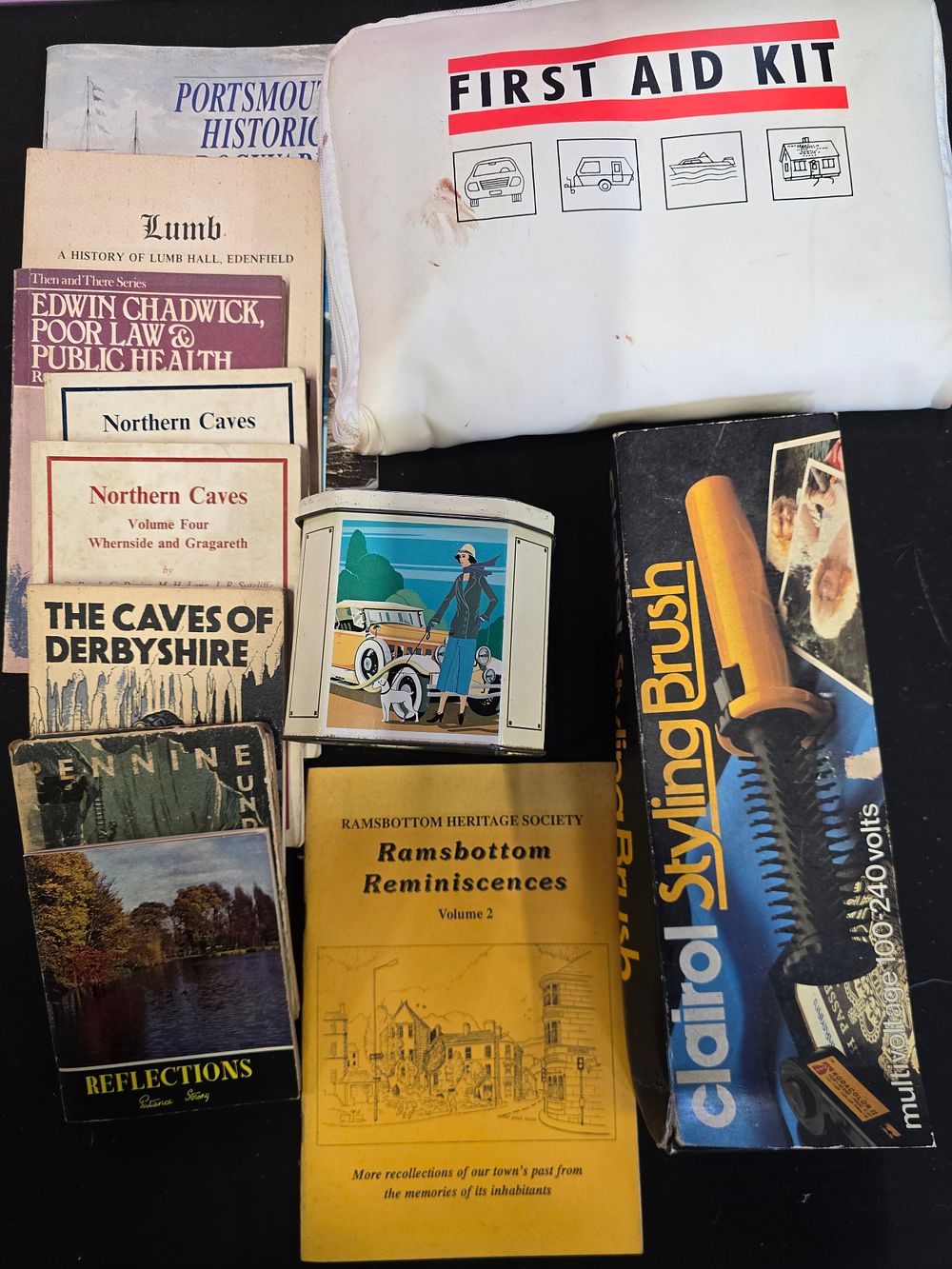 Lot 561: A selection of vintage items