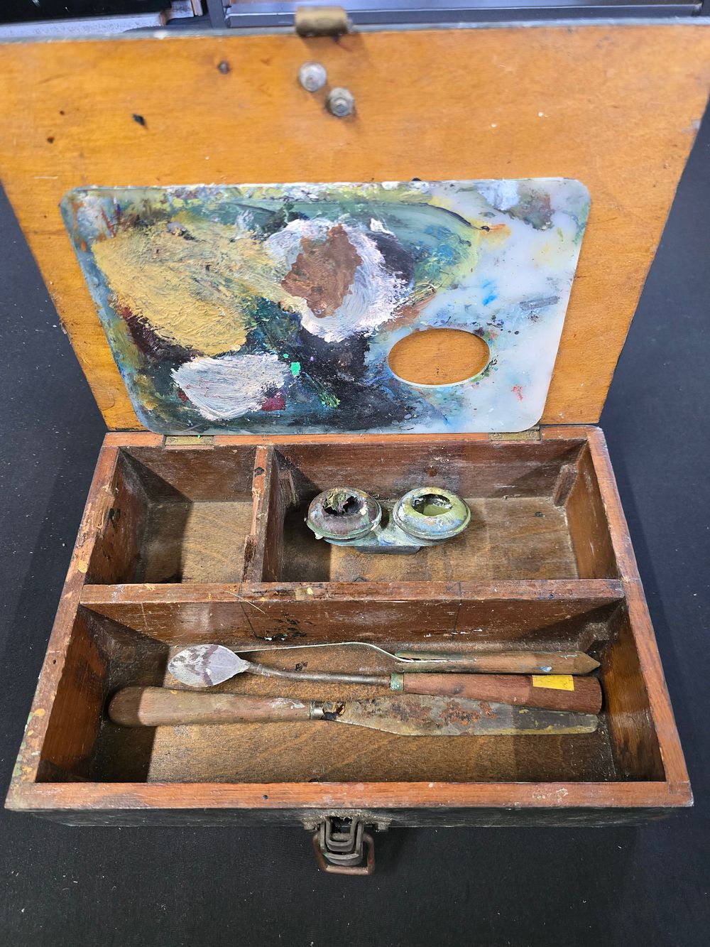 Lot 563: A vintage water colour painting set