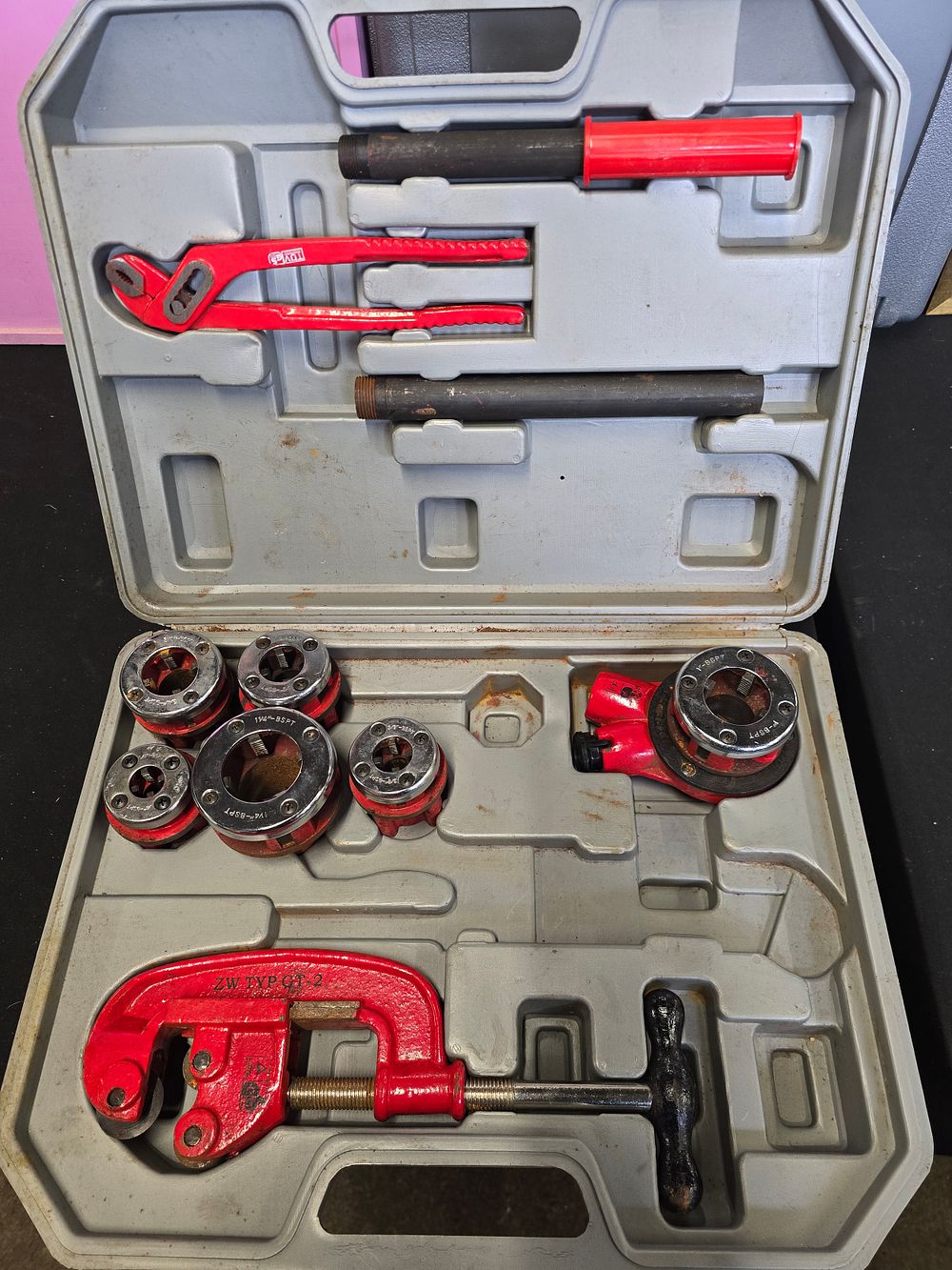 Lot 580: Pipe threading 1/4 to 1 quater pspt size...