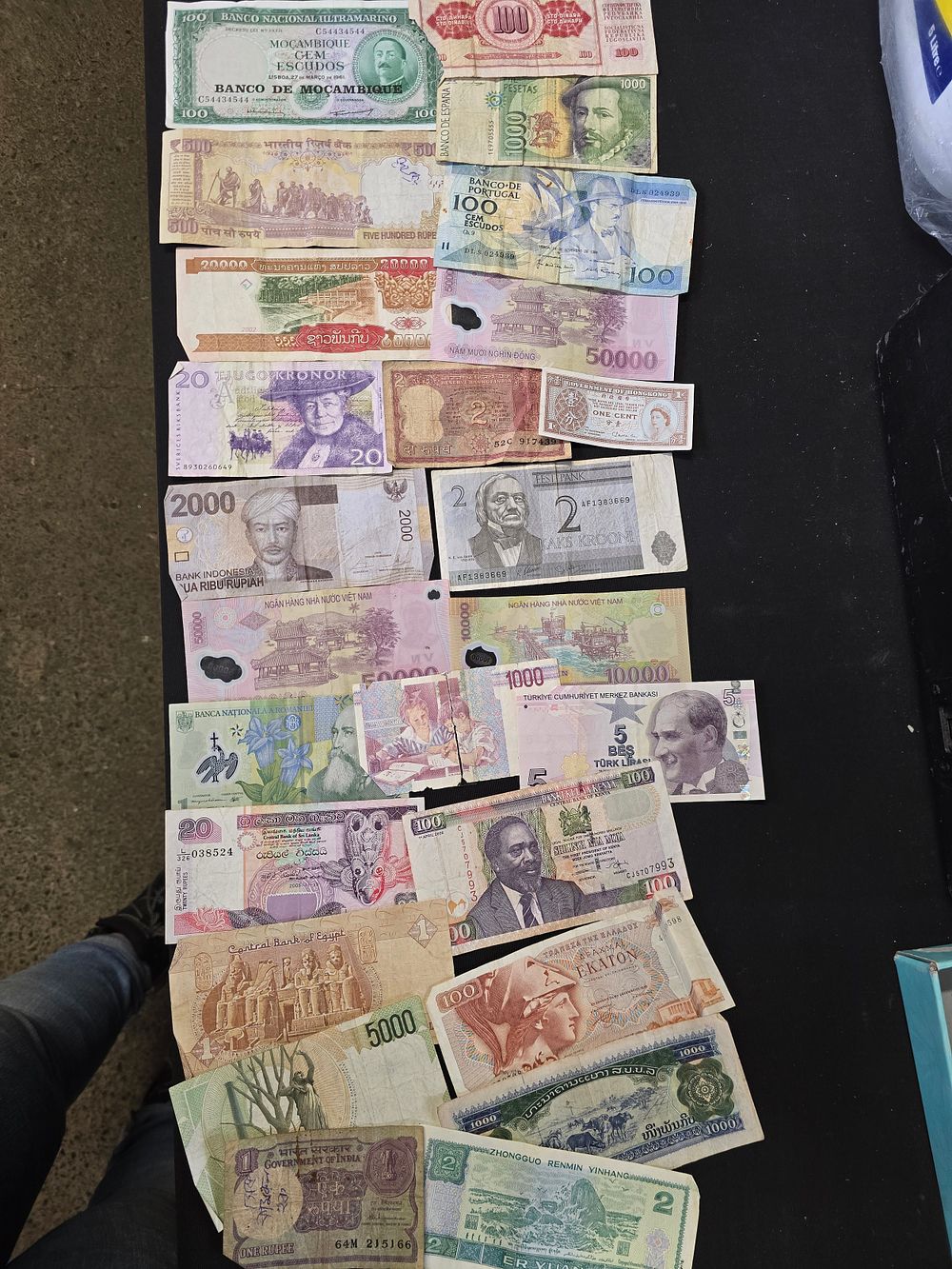 Lot 585: A large collection of vintage notes