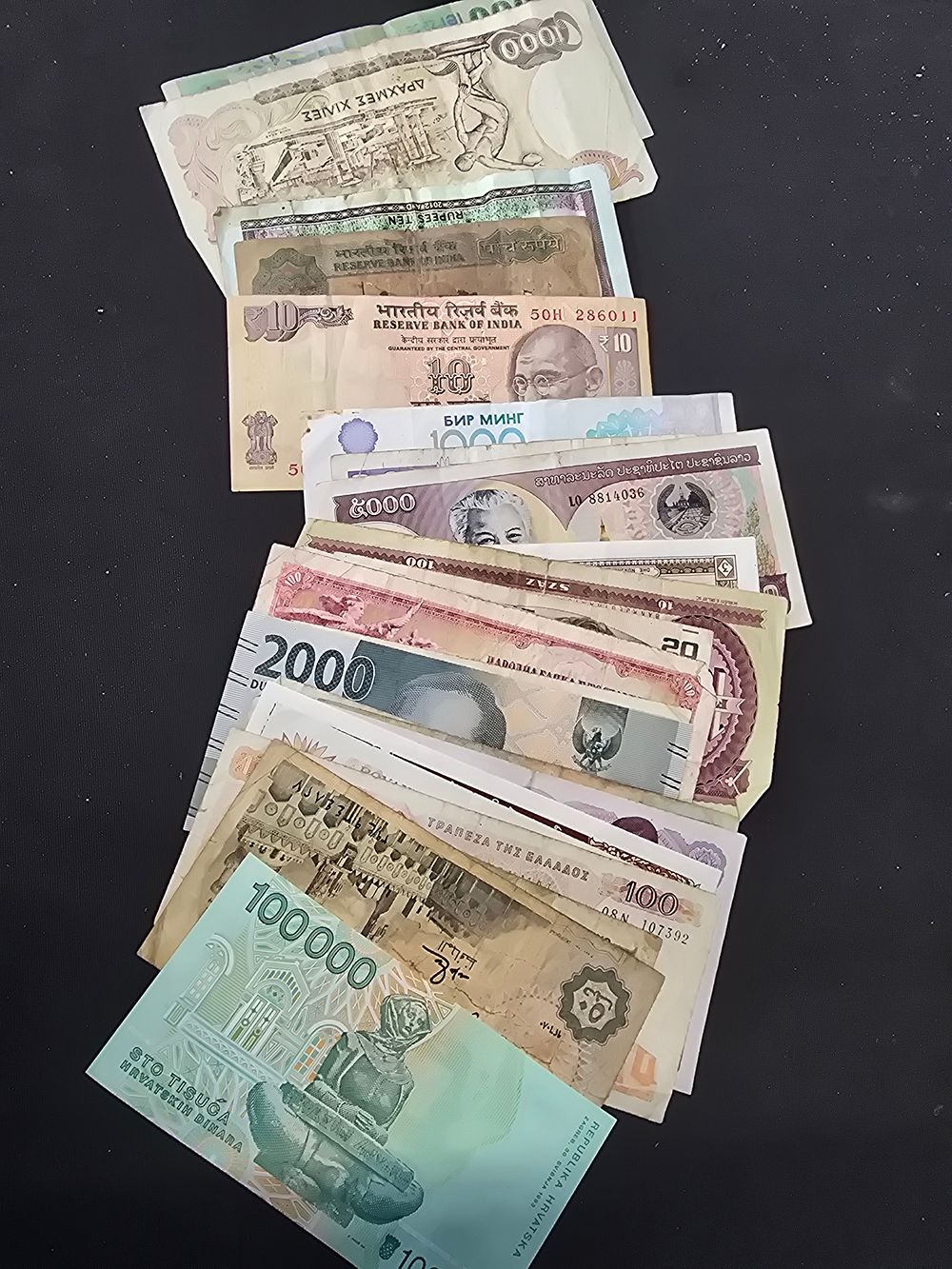 Lot 586: A large collection of vintage foreign notes