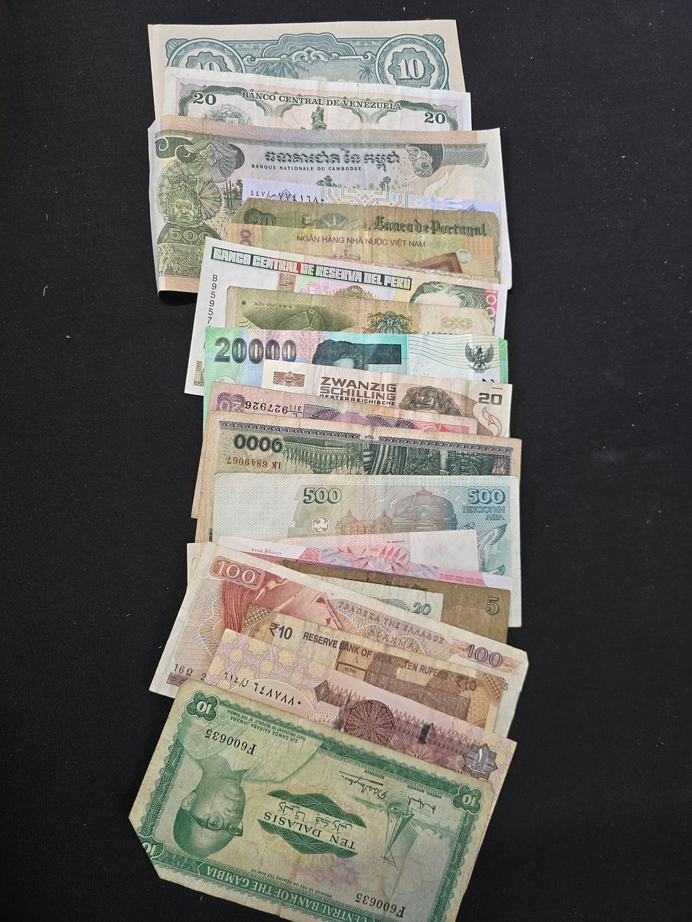 Lot 587: A large collection of vintage foreign notes