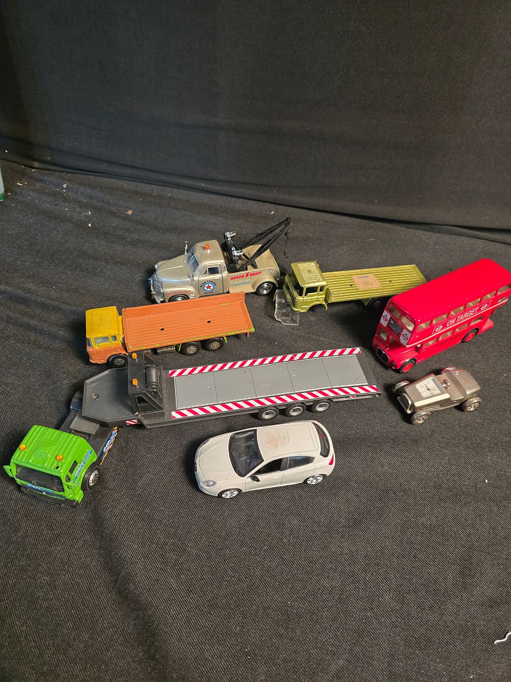 Lot 595: A collection of vintage collectable vehicles