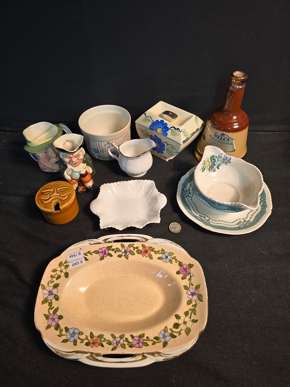 Lot 610: A selection of vintage pottery. Includes shelley, wade,...