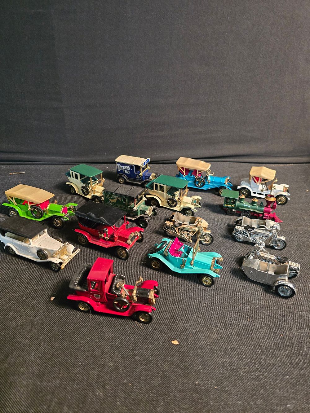 Lot 614: A large selection of diecast vehicles includes delivery...
