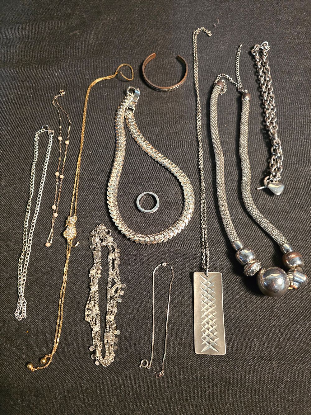 Lot 616: A.seletion of costume jewellery