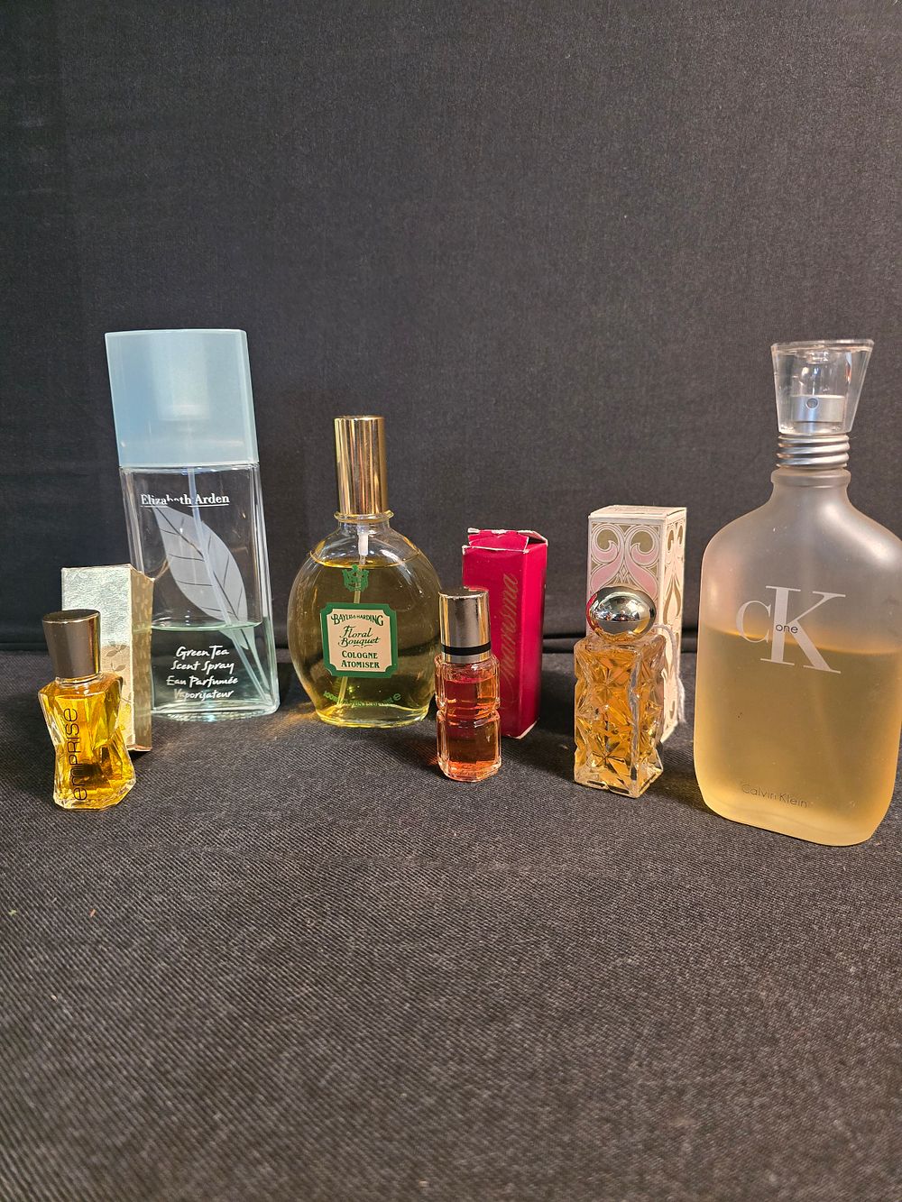 Lot 618: A selection of vinatge perfumes ans perfume oils