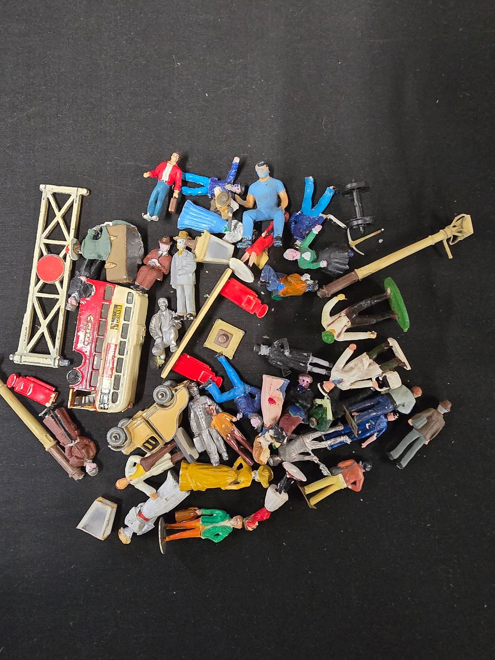 Lot 622: A.sleection of HO/OO gauge model cars, figures and...