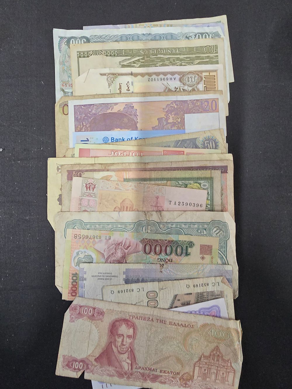 Lot 624: Large selection of various worldwide vinatge notes