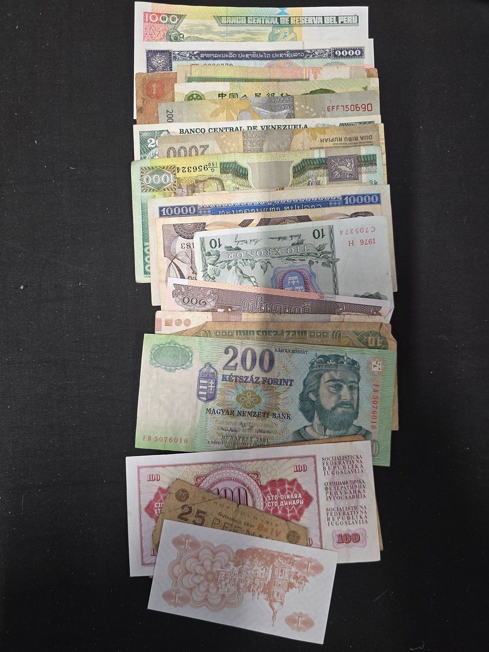 Lot 625: A large collection of various worldwide vintage notes