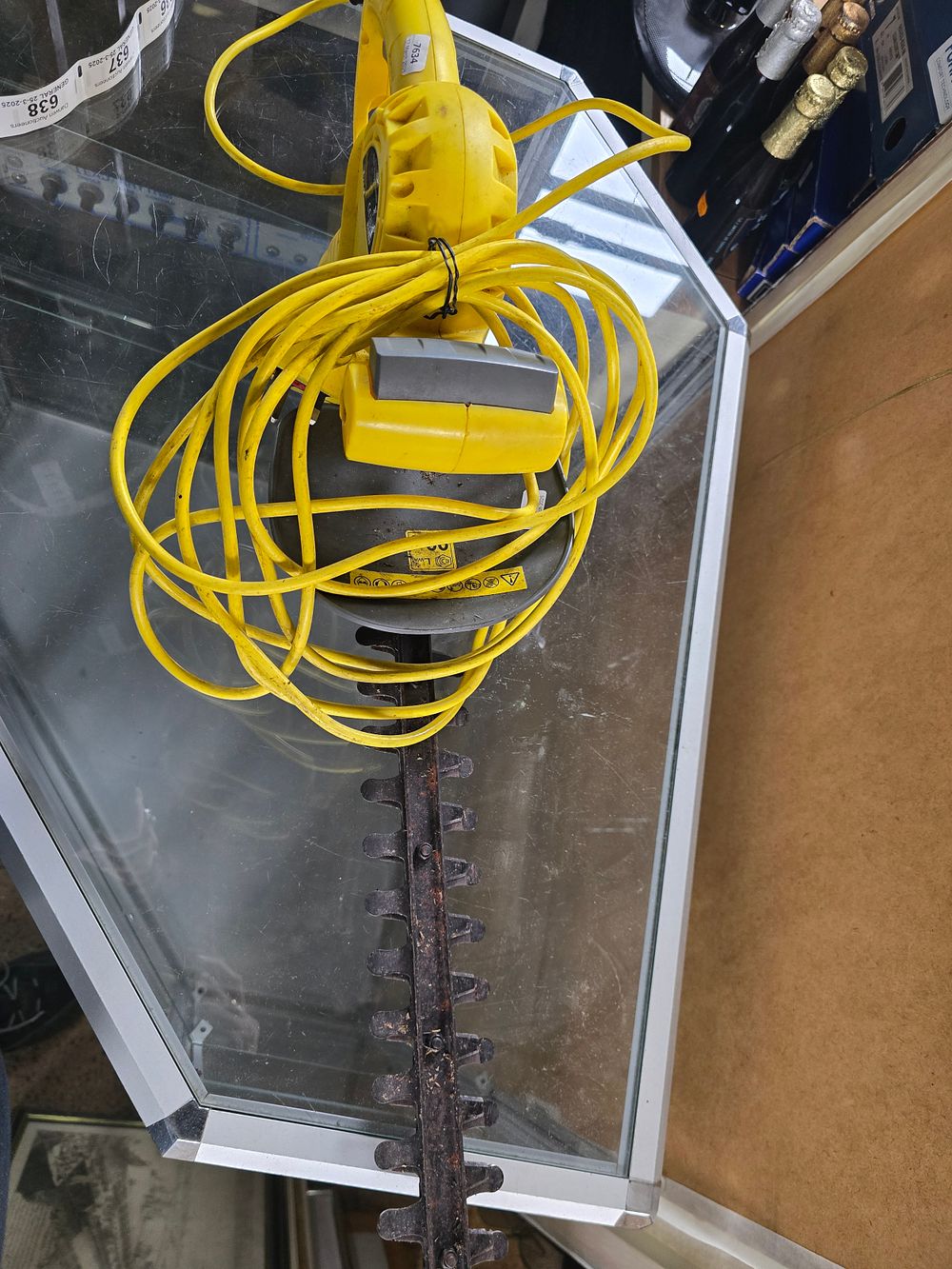 Lot 633: HTEG34C-450 400w hedge trimmer