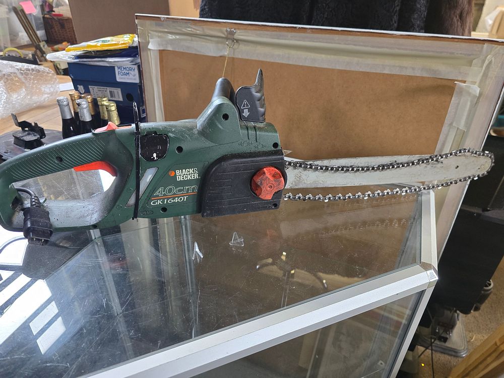 Lot 634: Black & Decker 40cm GK1640t petrol hedge trimmer