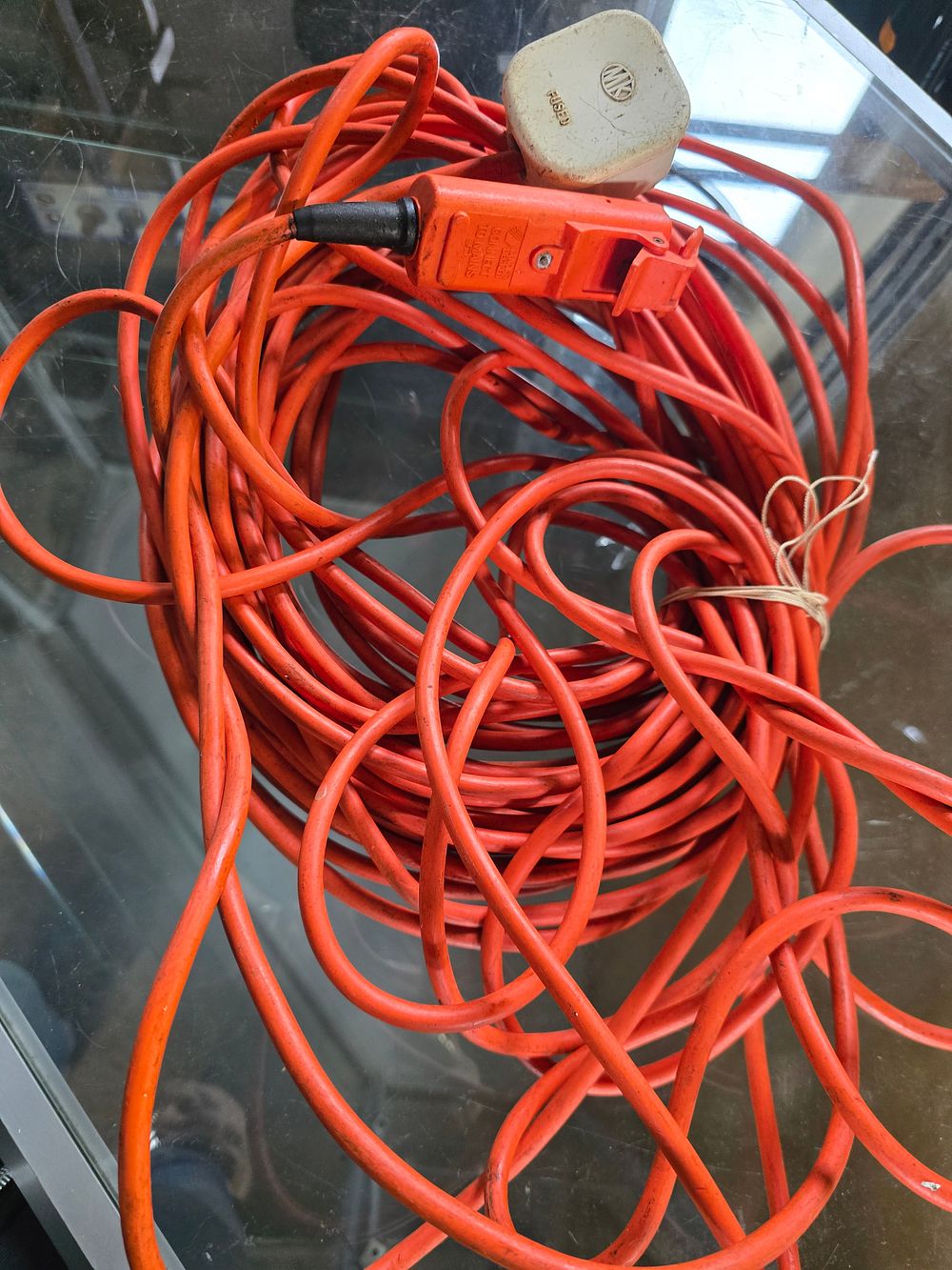 Lot 635: Black & Decker connection to mains