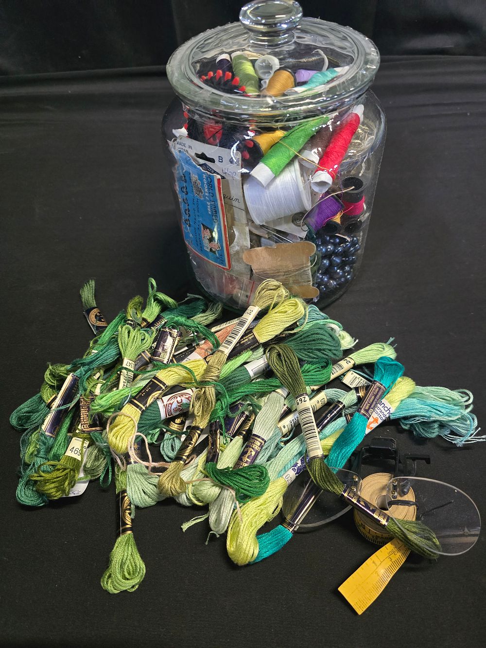 Lot 638: A selection of sewing items, cottons, thread and...
