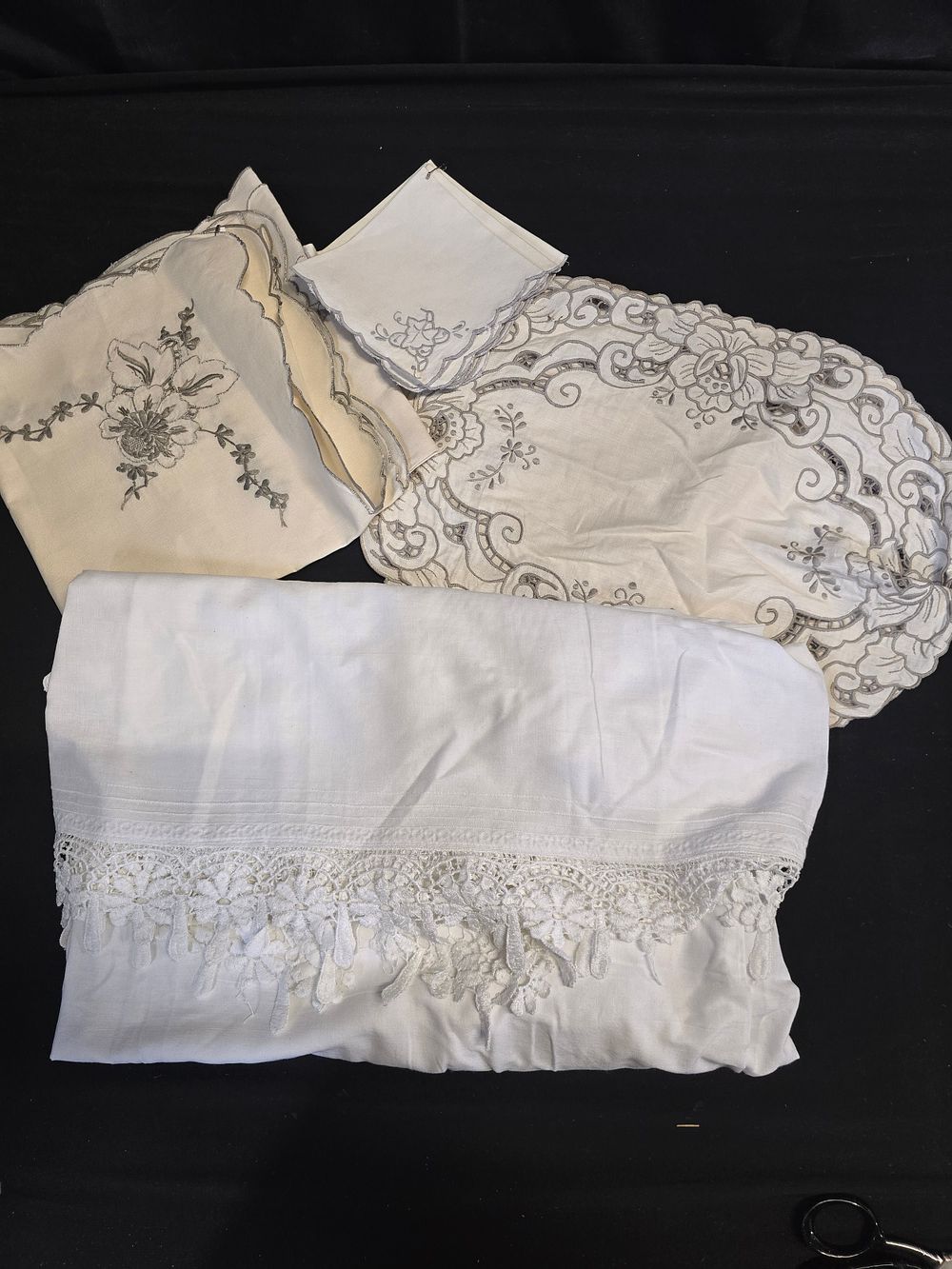 Lot 642: A selection of vintage 100% conton table ware