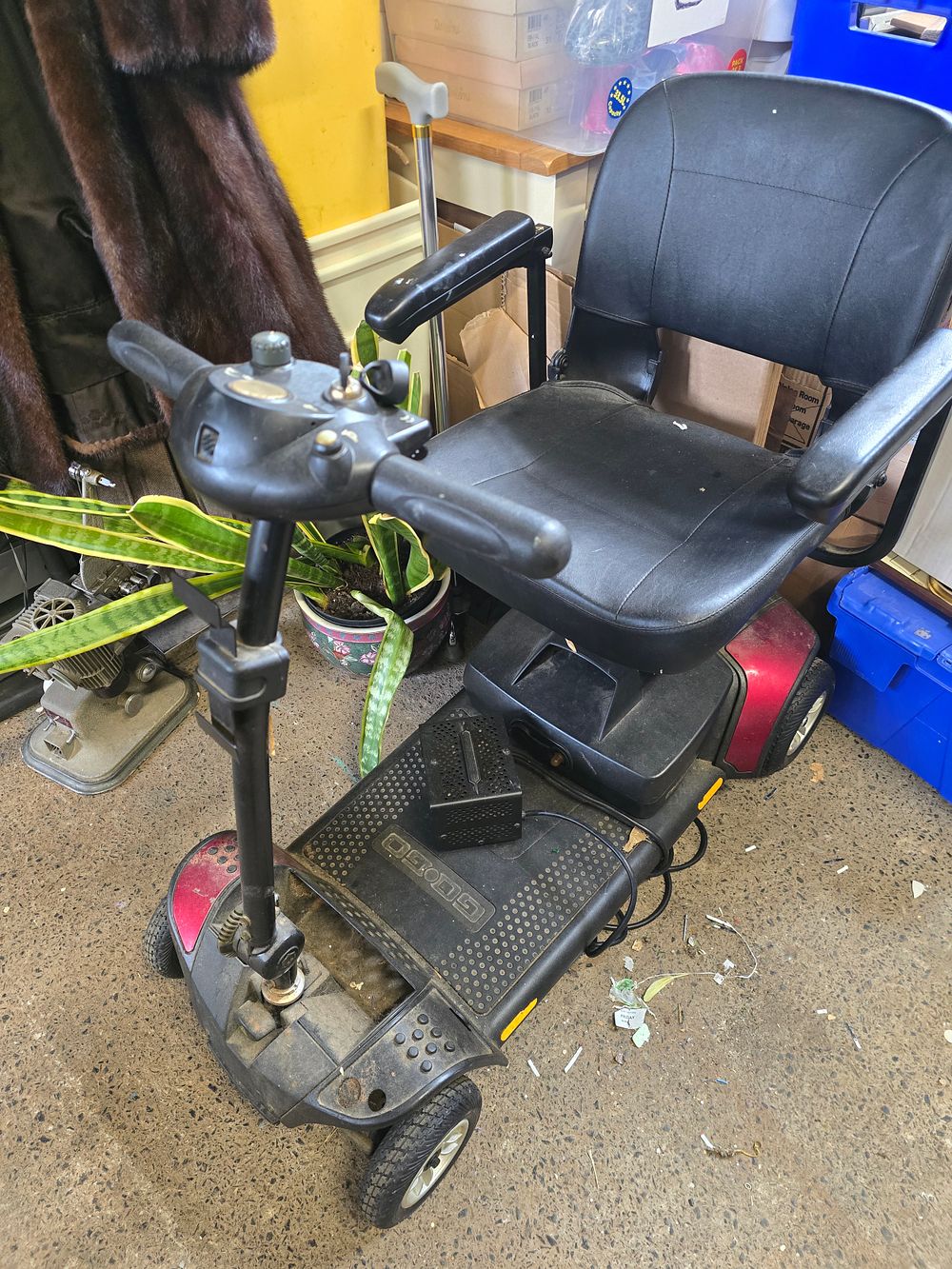Lot 661: Electric chair with key and charger. Working