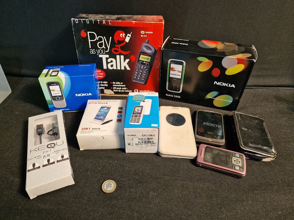 Lot 159: Selection of Vintage Mobile Phones and Accessories a/f