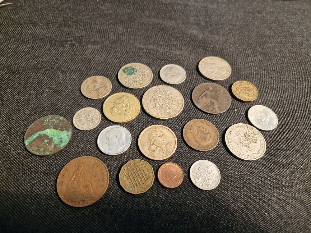 Lot 183: Selection of Vintage Coins