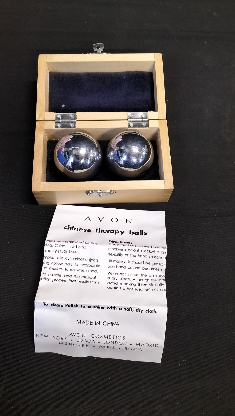 Lot 565: Box containing Chinese therapy balls