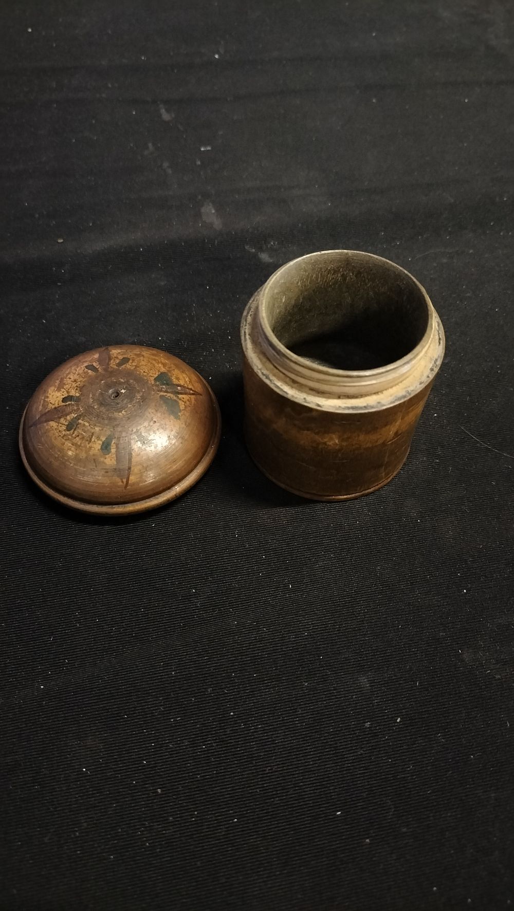 Lot 568: Treen cotton spool with decoration to the lid 