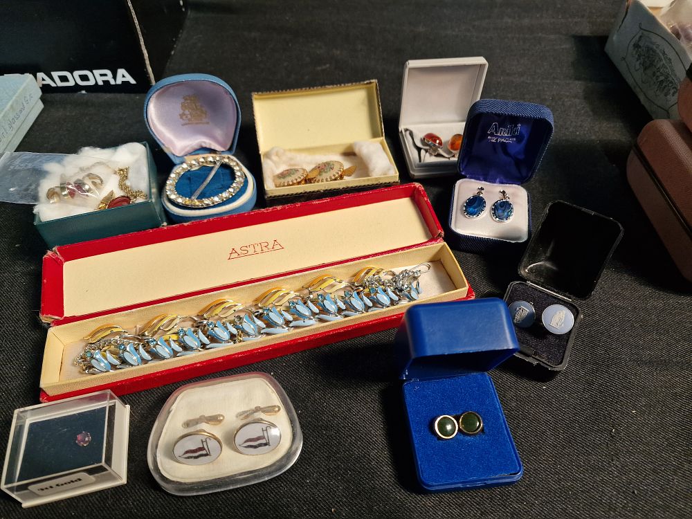 Lot 186: Mixed Selection of Jewellery Items inc Wedgwood Clip on Earings